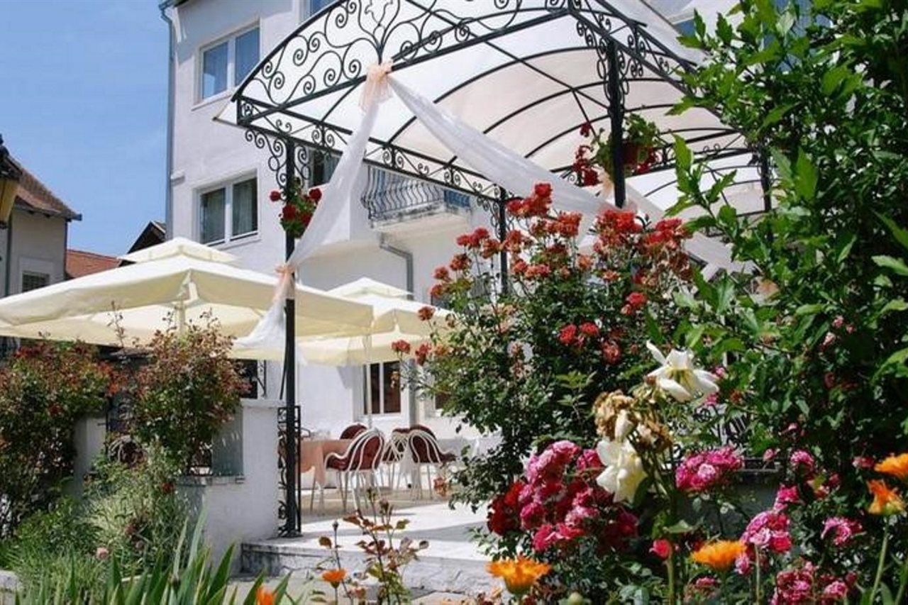 Beli Dvor Hotel Sombor Exterior photo